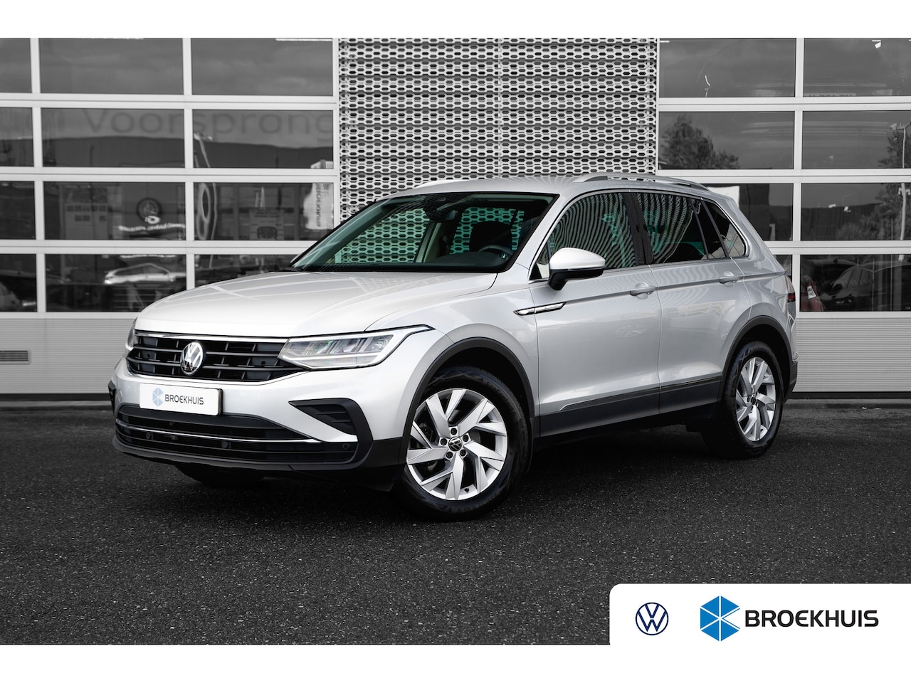 Volkswagen Tiguan - 1.5 TSI R-Line | Cruise control adaptief | Geluidsisolerend glas | Parkeersensor voor en a - AutoWereld.nl