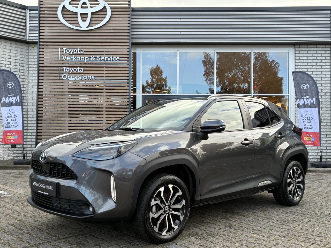 Toyota Yaris Cross - HYBRID 115 STYLE PANO-DAK STOEL/STUURVERW NAVI APPLE/ANDROID HEAD-UP EL-ACHTERKLEP KEYLESS - AutoWereld.nl