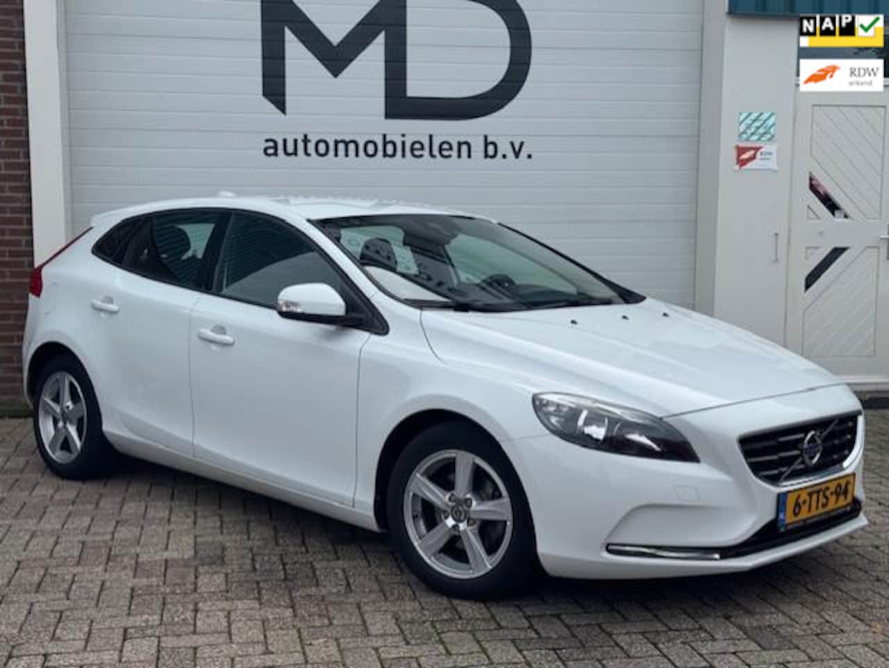 Volvo V40 - 1.6 D2 Kinetic - LED - Navi -Trekhaak -Cruise-PDC - AutoWereld.nl
