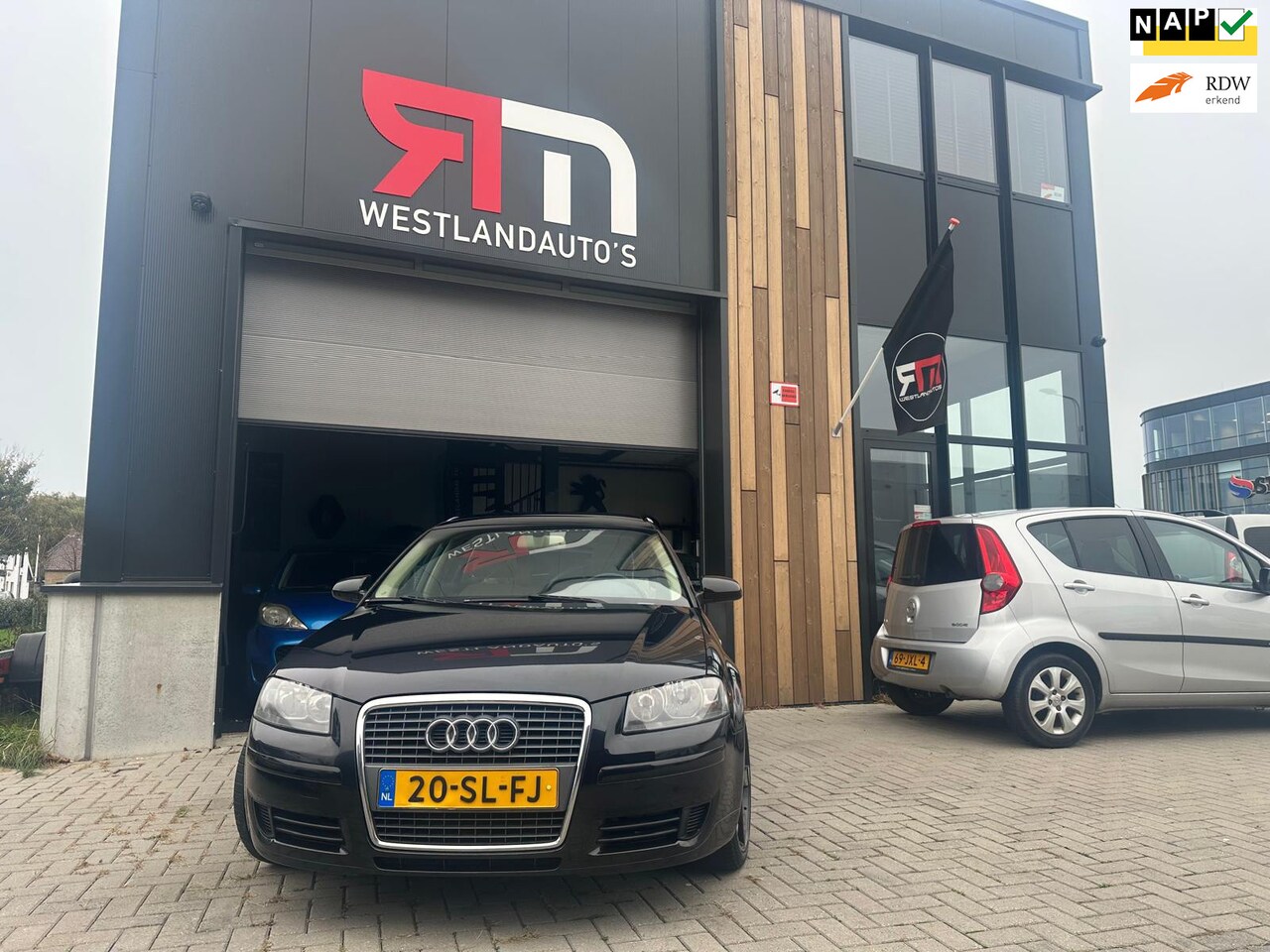 Audi A3 Sportback - 1.6 FSI Ambiente/airco/pano/leer-stuur/2 sleutels/dealer-onderhouden/wat gebruikers schade - AutoWereld.nl