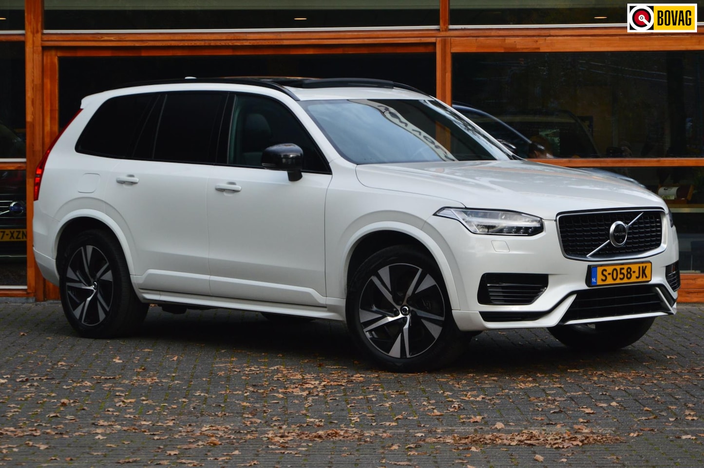 Volvo XC90 - T8 Hybride R-Design | Carbon interieur | Massage stoelen | Panoramadak | 360 Camera | Head - AutoWereld.nl