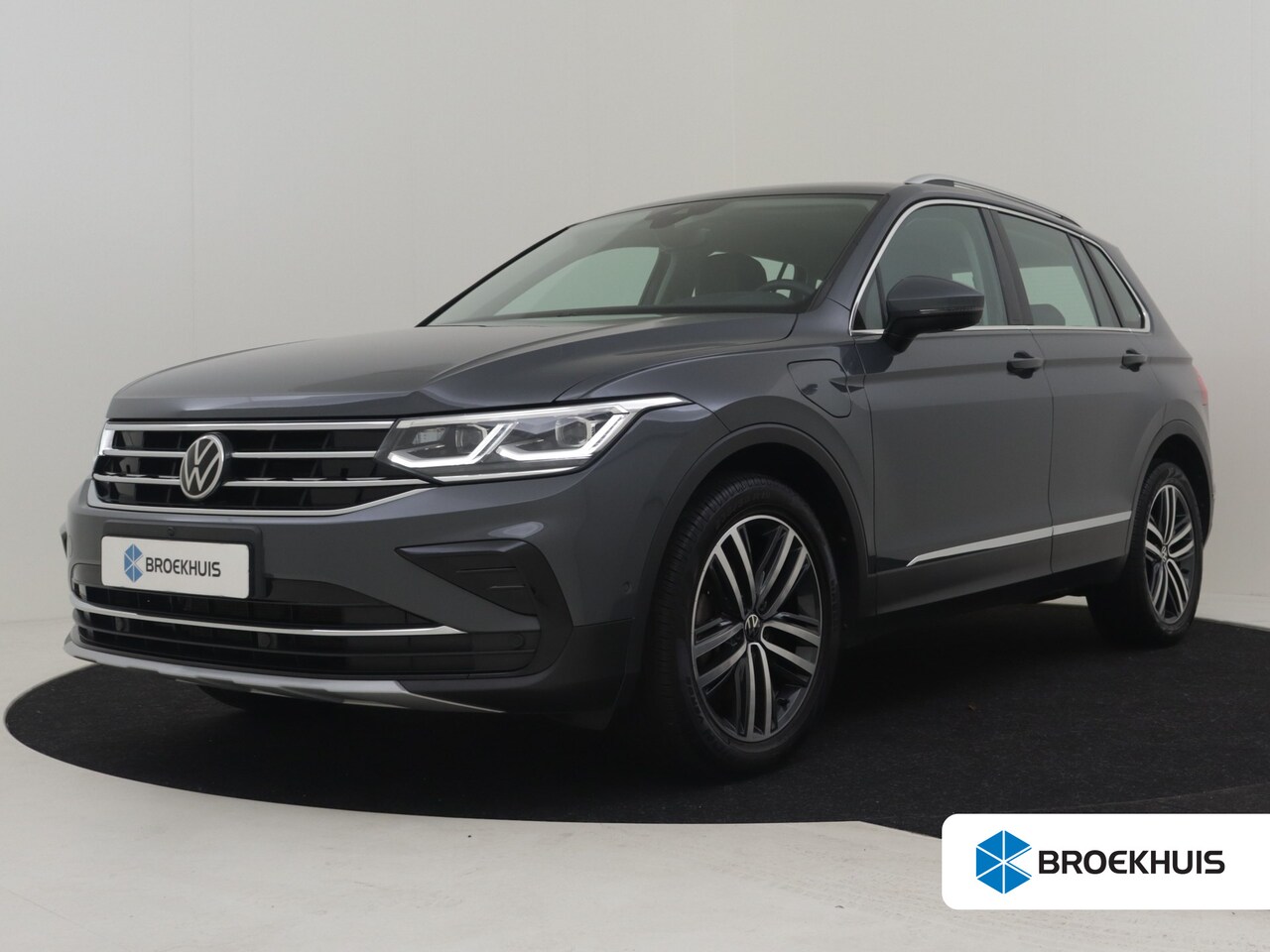 Volkswagen Tiguan - 1.4 TSI eHybrid Elegance l Elektr. Stoelen memory en Lederen bekleding l Matrix LED l Stoe - AutoWereld.nl