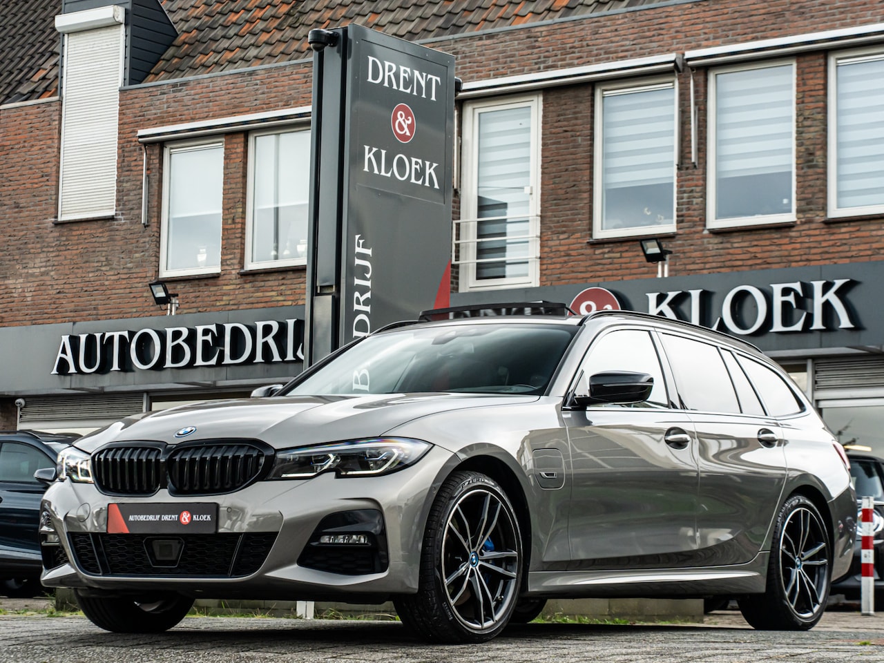 BMW 3-serie Touring - 330e xDrive High Exe M-Sport PANO SHADOW LINE LASER HUD CAMERA ELEK TREKHAAK LEDER - AutoWereld.nl