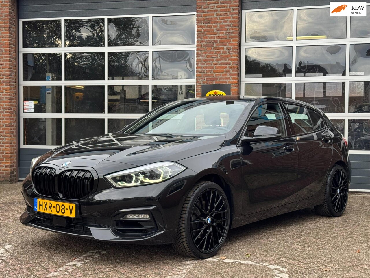 BMW 1-serie - 118i High Executive 118i High Executive, navi, camera, sportleder, adapt cruise, led, 2 x PDC - AutoWereld.nl