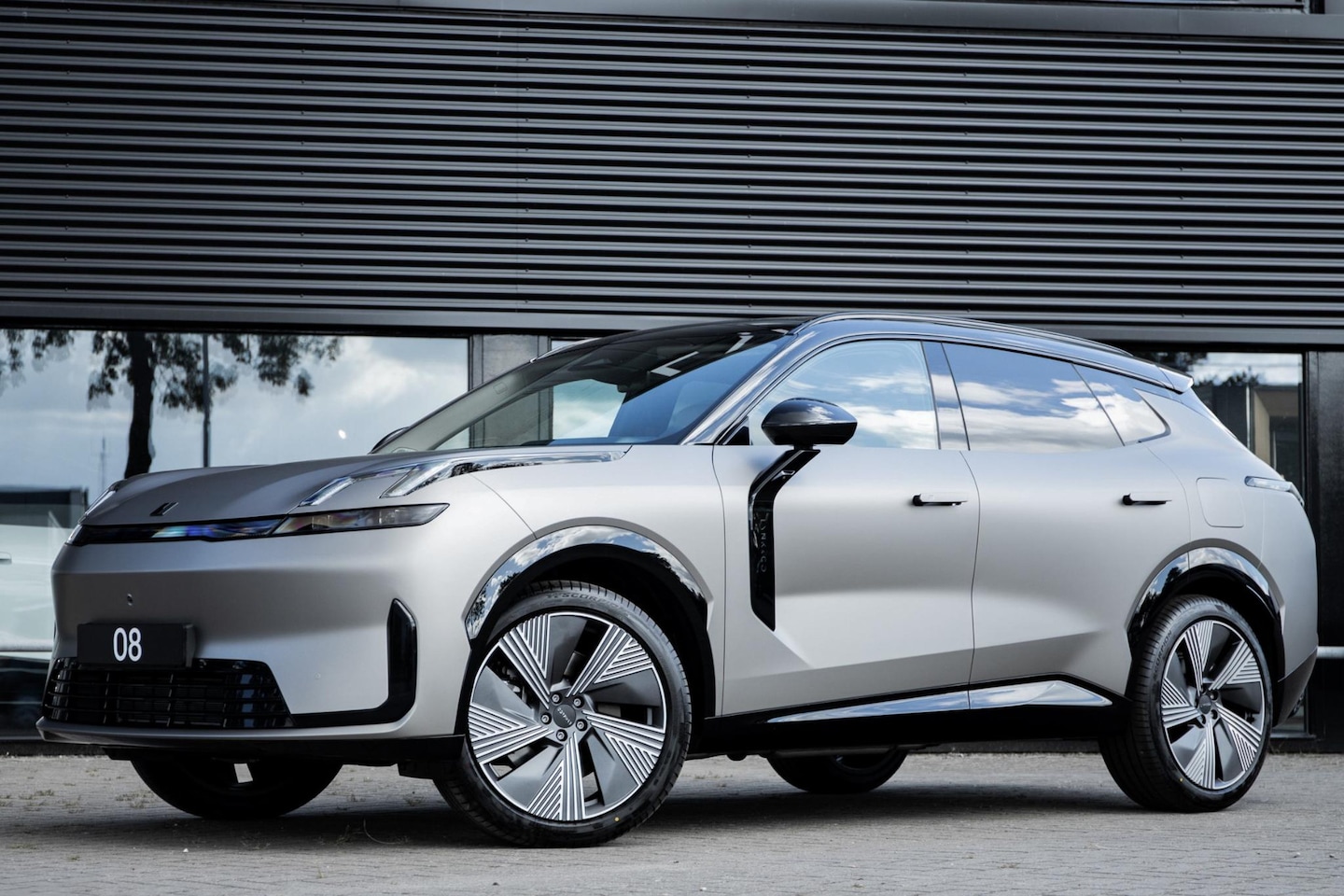 Lynk & Co 08 - 345PK More | Matte Aluminium Wrap | 200km Hybride | Stoelmassage, Verwarming en Ventilatie - AutoWereld.nl