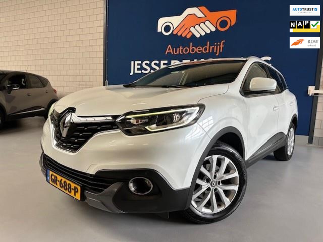 Renault Kadjar - 1.2 TCe Intens /bj.2015/ parelmoer wit/ climate/trekhaak/half leder/camera/scherm/NAP met - AutoWereld.nl
