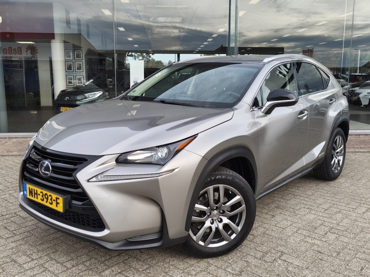 Lexus NX - 300h AWD Sport Edition | Trekhaak | 1500 kg trekgewicht | Navi - AutoWereld.nl