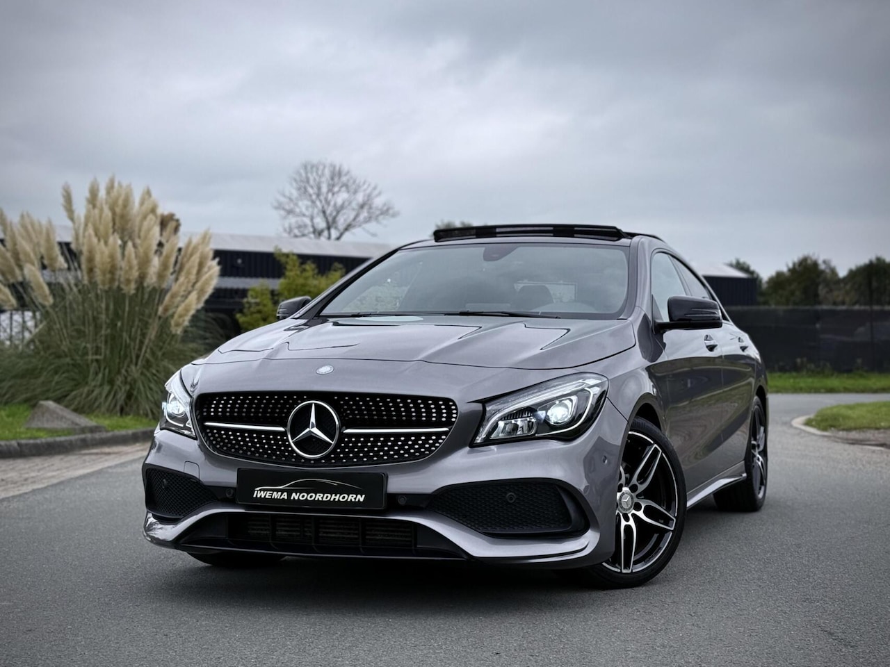 Mercedes-Benz CLA-Klasse - 180 AMG Panoramdak|HarmanKardon|Camera|Apple Carplay|Stoelverwarming|Night Pakket - AutoWereld.nl