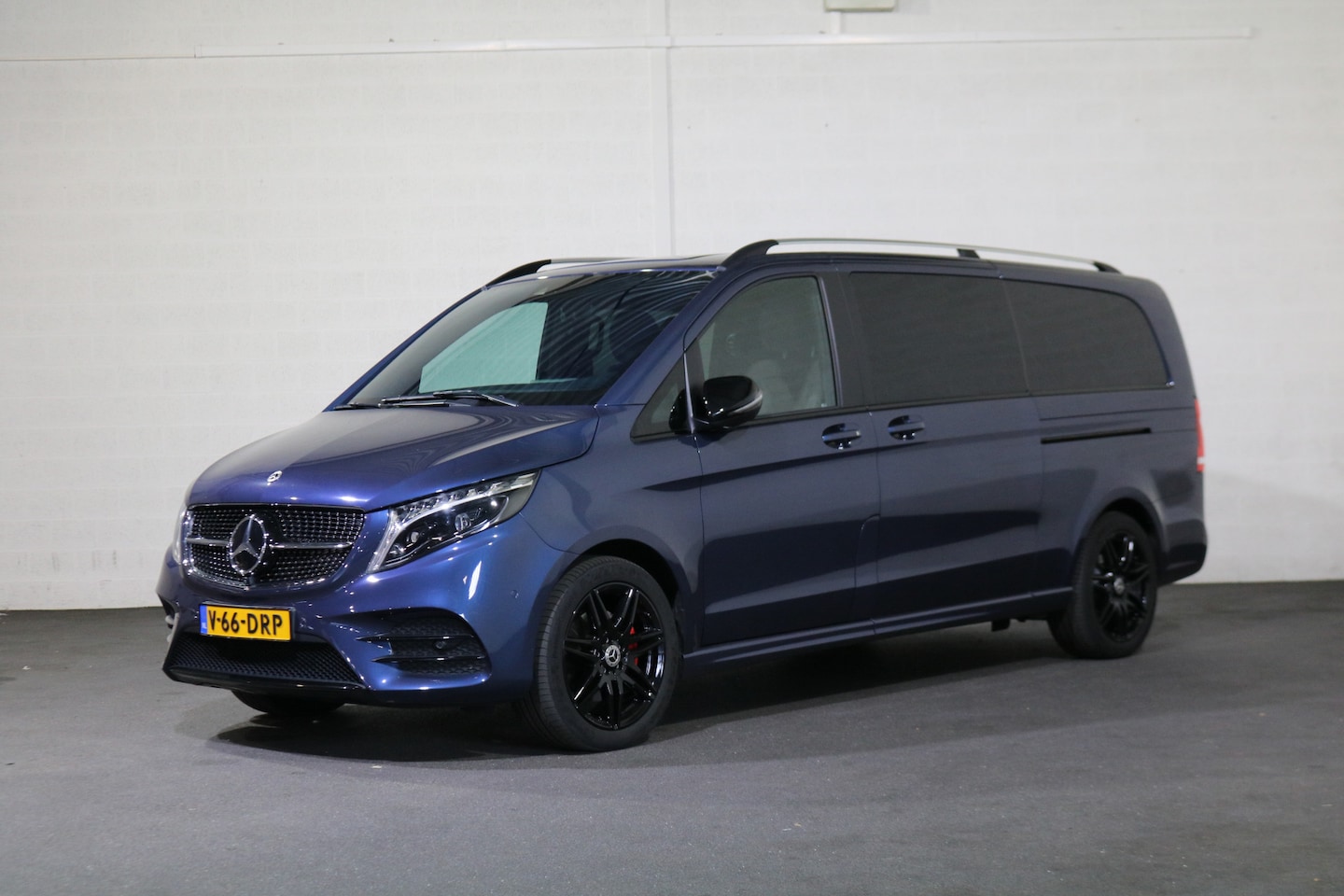 Mercedes-Benz V-klasse - 300d XL DC Avantgarde Edition AMG Airmatic Burmester - AutoWereld.nl