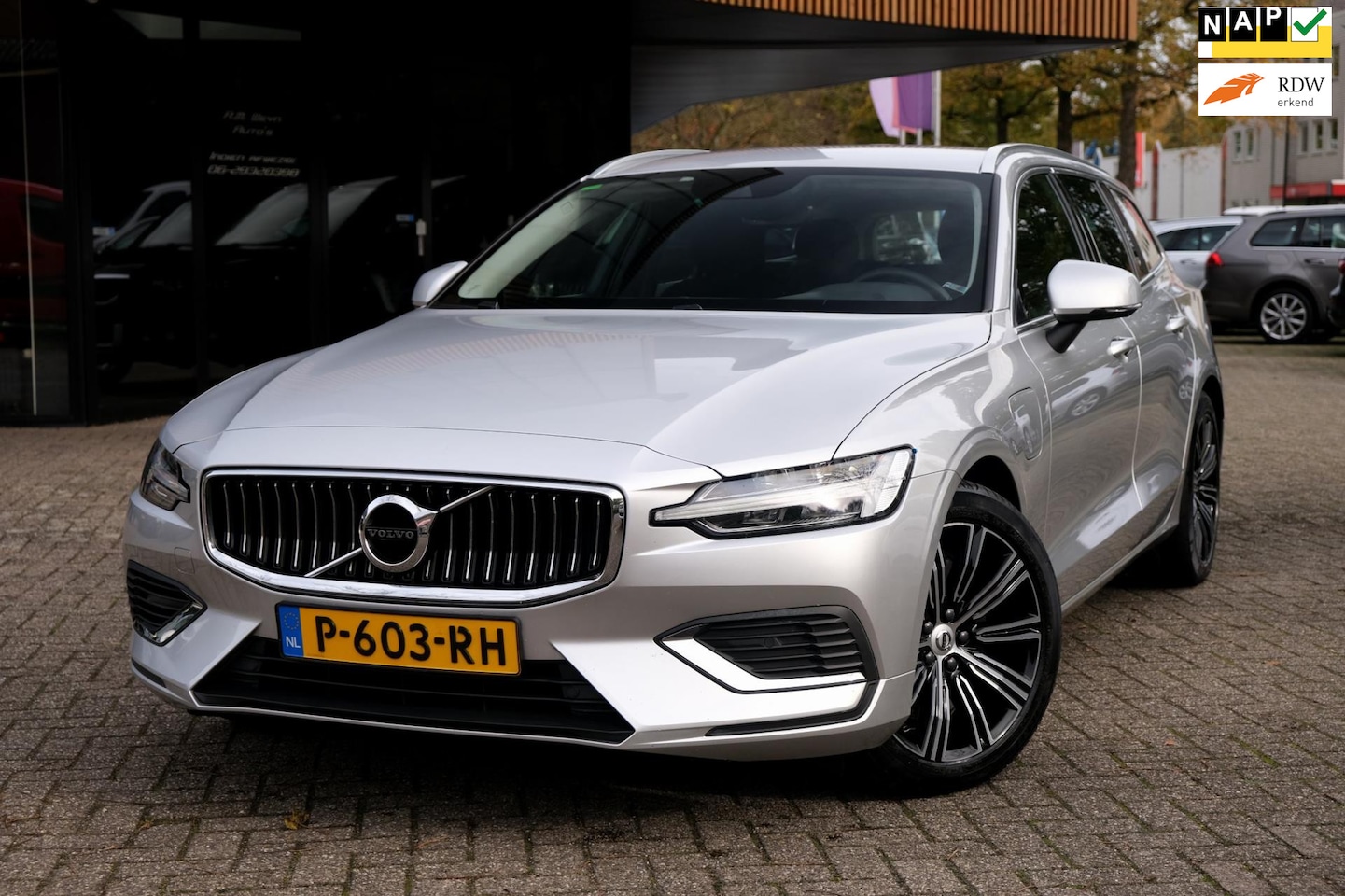 Volvo V60 - 2.0 T6 Plug-in hybrid AWD Essential Bright/ACC/Autopilot/Carplay/BLIS/Laneassist - AutoWereld.nl