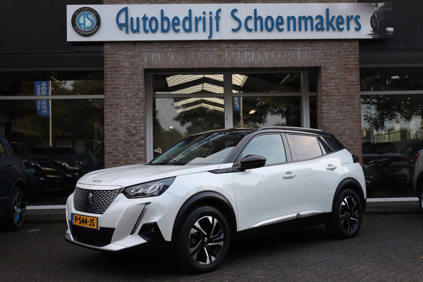 Peugeot e-2008 - EV Allure Première 3-FASEN!! 2xPDC CAMERA CARPLAY DAB+ SMART CRUISE HALFLEER CLIMA 17"LMV - AutoWereld.nl