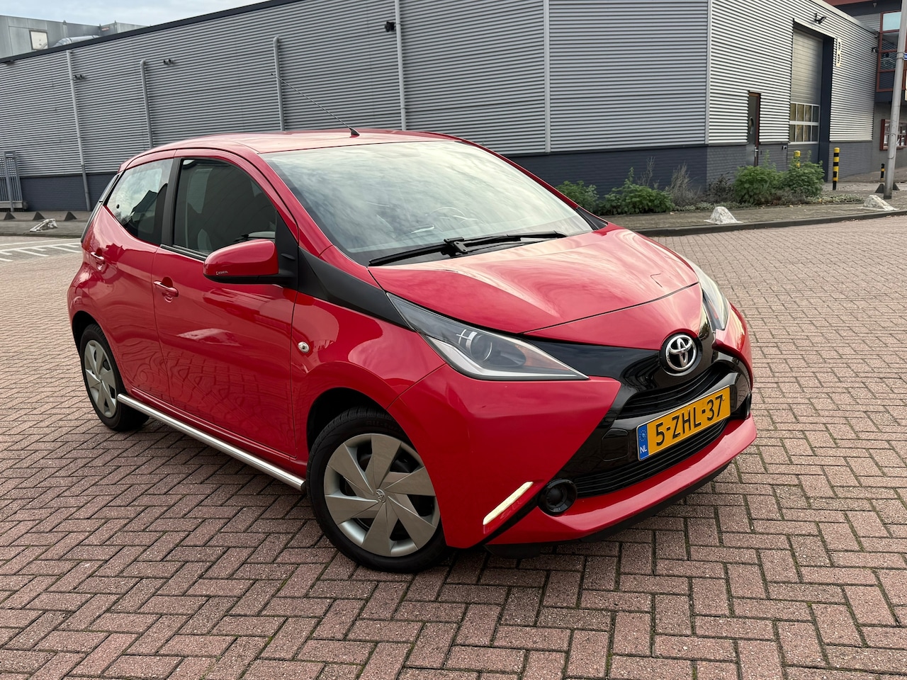 Toyota Aygo - 1.0 VVT-i x-play elec ramen new APK - AutoWereld.nl