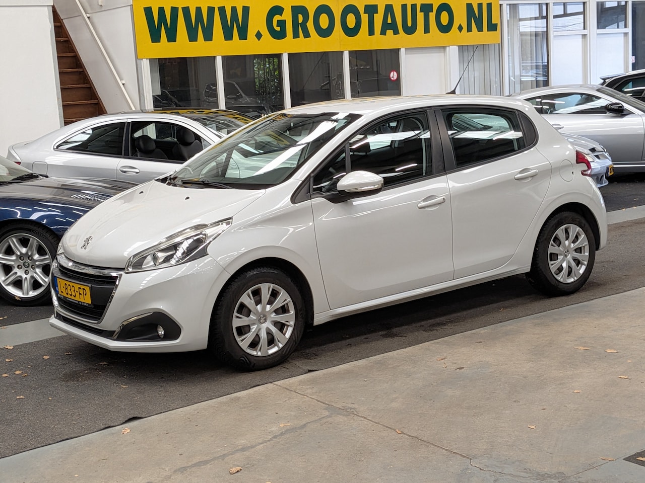Peugeot 208 - 1.2 PureTech Blue Lease Airco, Cruise Control, Navigatie, Stuurbekrachtiging - AutoWereld.nl