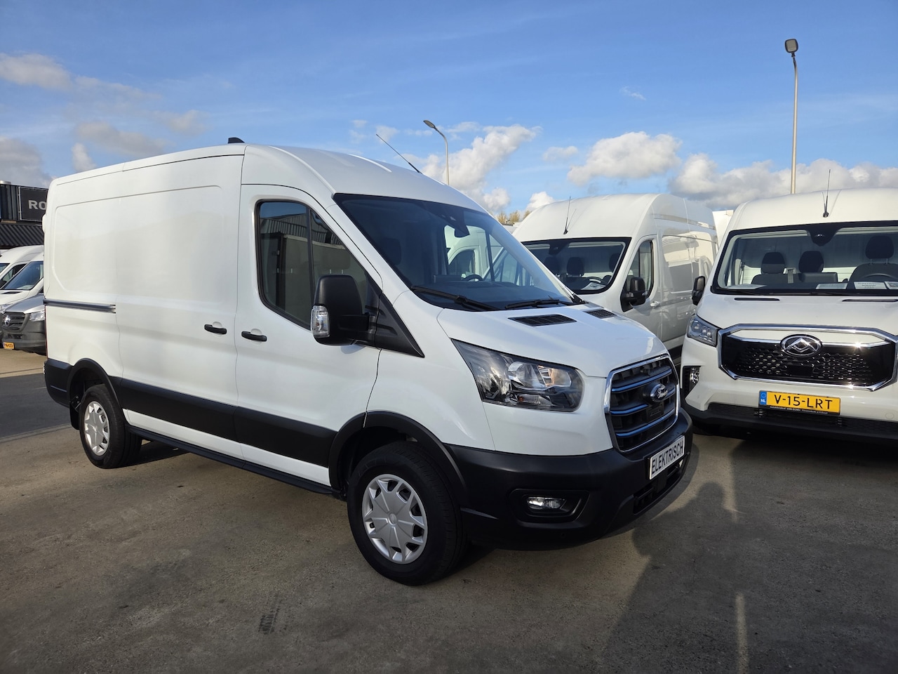 Ford E-Transit - 350 L2H2 Trend 75 kWh WLTP 334Km - AutoWereld.nl