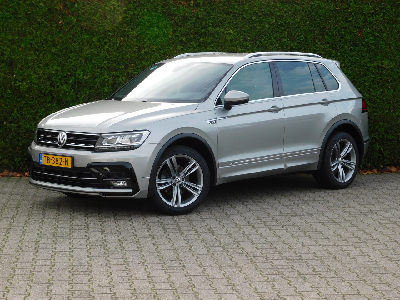 Volkswagen Tiguan - 1.4 TSI 4Motion Highline R-line, Camera, Trekhaak - AutoWereld.nl