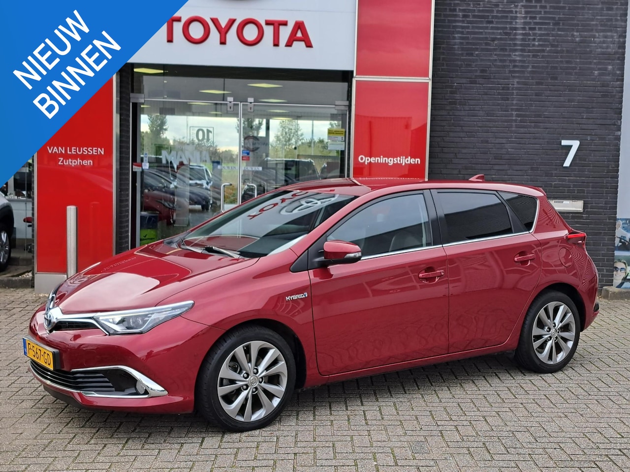 Toyota Auris - 1.8 Hybrid Black Edition NAVI STOELVERWARMING PARK-SENSOREN CAMERA CRUISE PRIVACY-GLASS - AutoWereld.nl