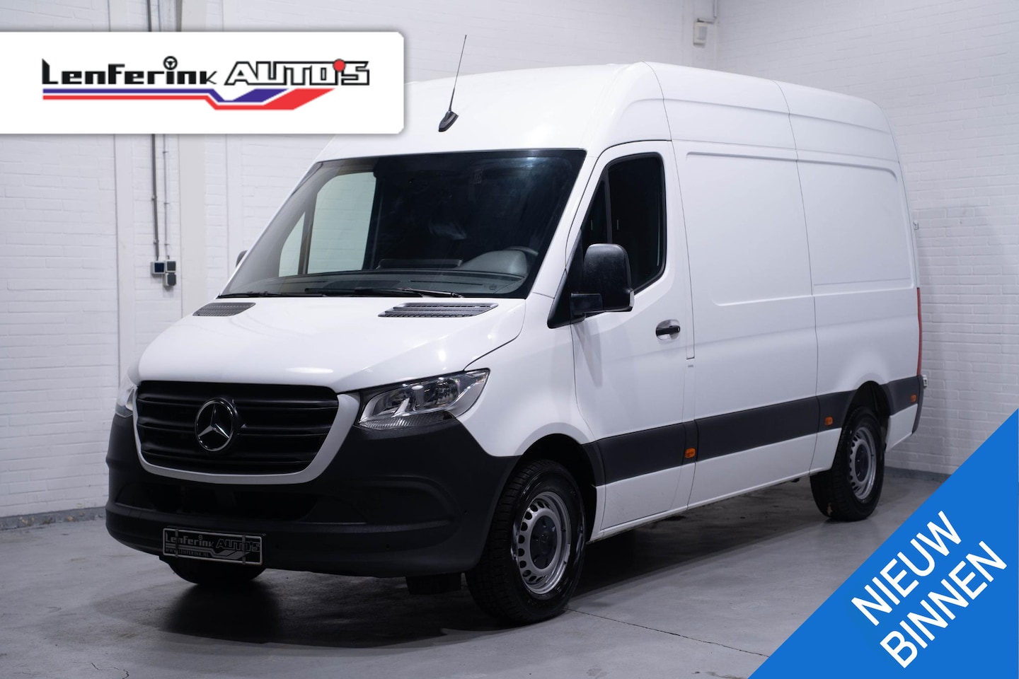 Mercedes-Benz Sprinter - 317 CDI 170 pk L2H2 Automaat va 399,- p/mnd Airco, Apple Carplay, Camera, Laadruimte Pakke - AutoWereld.nl