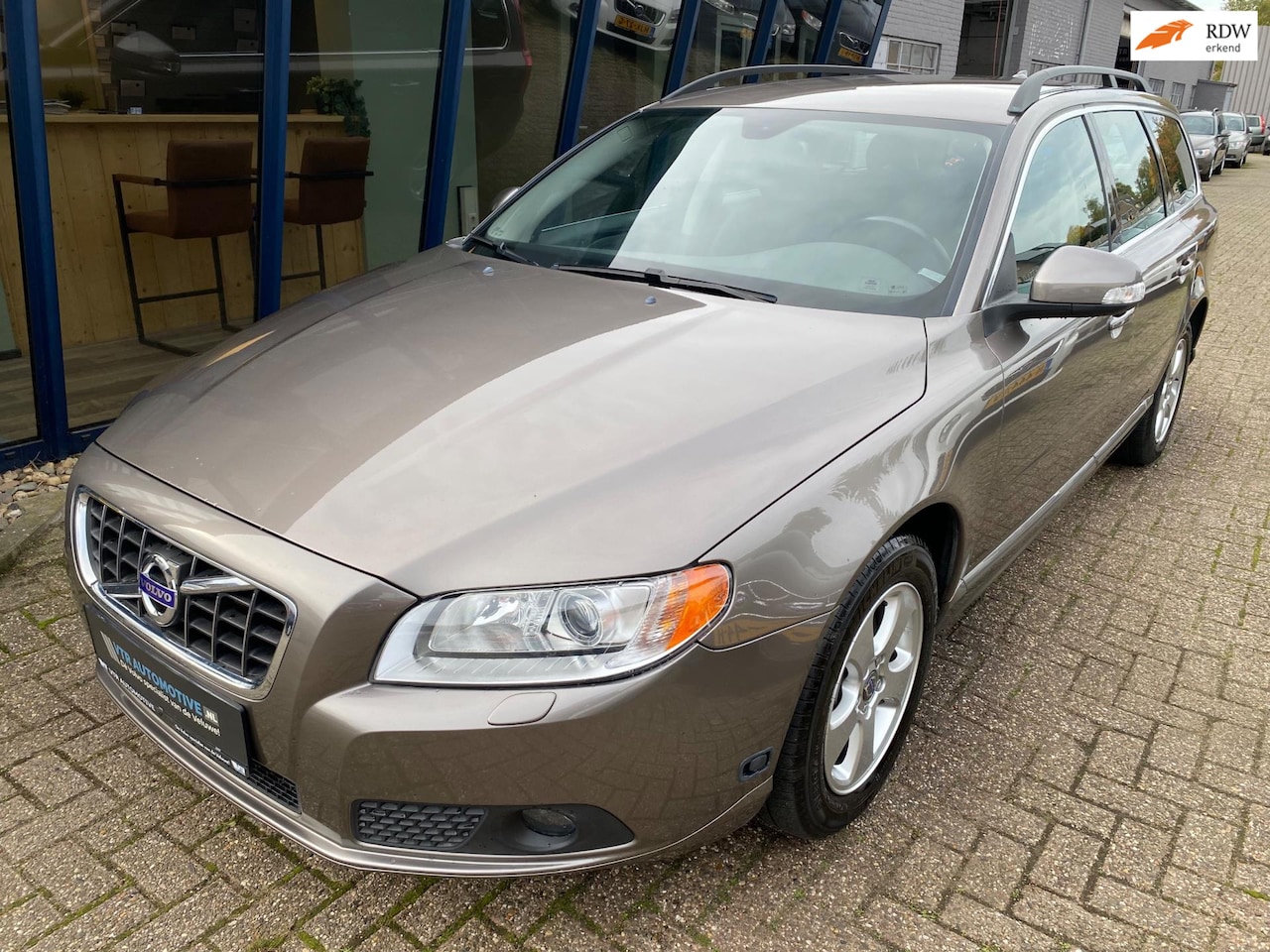 Volvo V70 - 2.5FT Momentum Automaat 230PK H.LEER / XENON / TREKHAAK - AutoWereld.nl