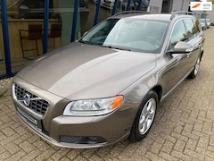 Volvo V70 - 2.5FT Momentum Automaat 230PK H.LEER / XENON / TREKHAAK