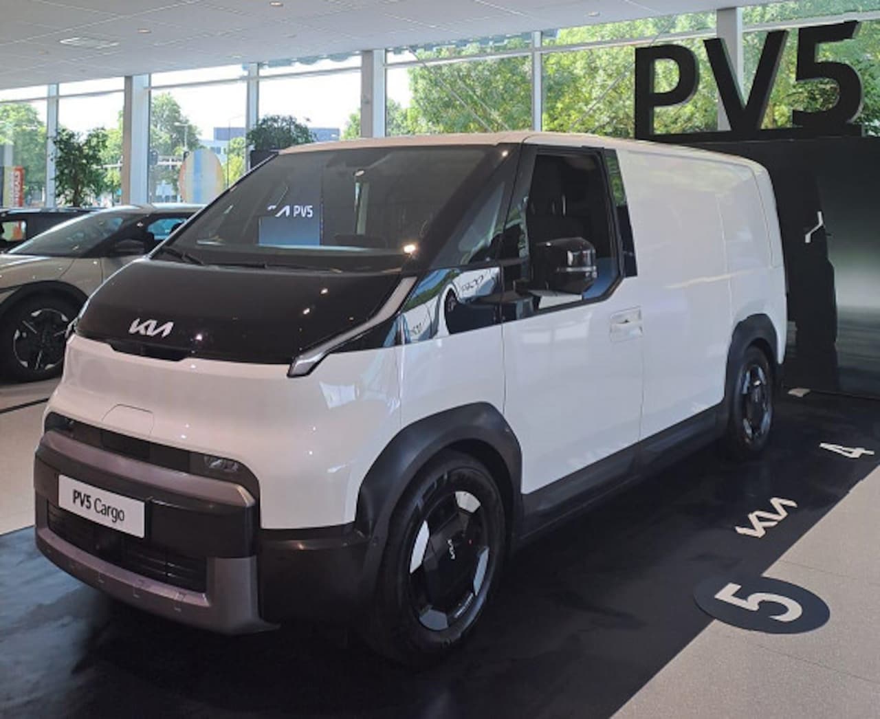 Kia PV5 - L2H1 Essential 71,2kWh | NU BESTELBAAR | - AutoWereld.nl