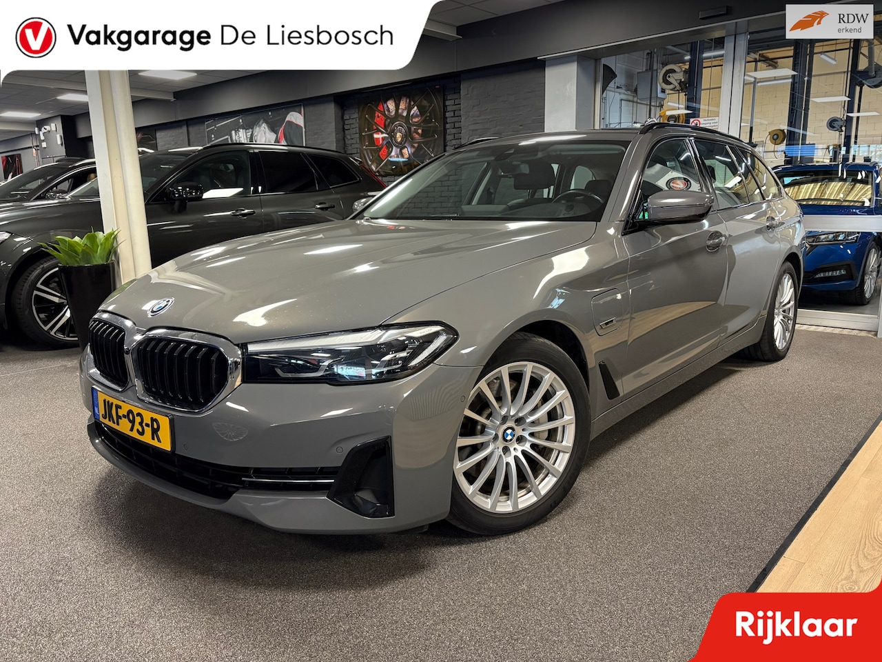 BMW 5-serie Touring - 530e High Executive / leder / panorama-dak / trekhaak / Harman kardon / head-up - AutoWereld.nl