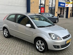 Ford Fiesta - 1.3-8V Futura met APK, NAP, airco, inklapbare spiegels, lichtmetaal, nieuw distributie, 2e