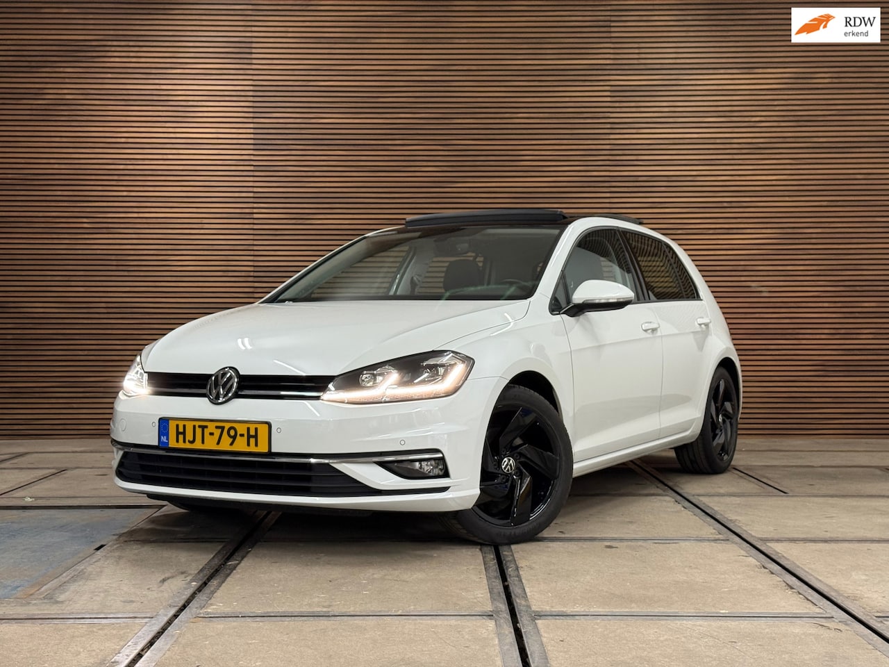 Volkswagen Golf - 1.5 TSI Highline PANO/NAVI/CAMERA/LED/SPORTSTOELEN/CLIMATE/PARELMOER ! - AutoWereld.nl