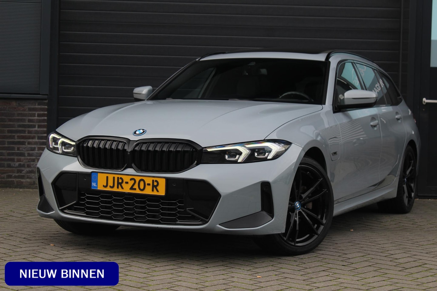 BMW 3-serie Touring - 330e xDrive M Sport | Panorama Dak | HUD | Elektrisch Verstelbare Voorstoel - AutoWereld.nl