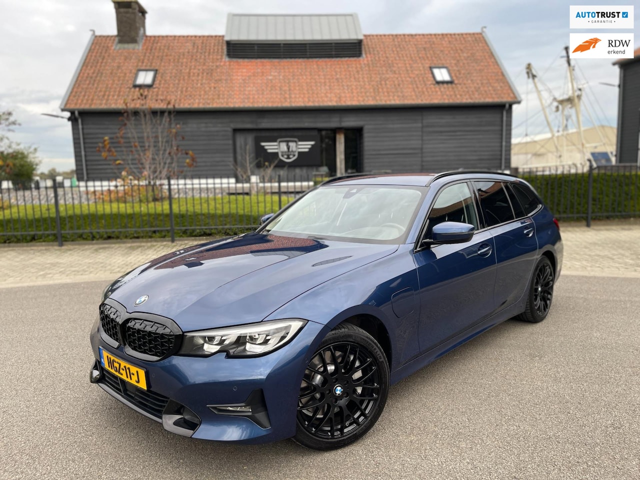 BMW 3-serie Touring - 330e PLUG&HYBRID HEAD-UP SPORTLINE -SHADOW CAMERA LEER NAVI LED-XENON - AutoWereld.nl