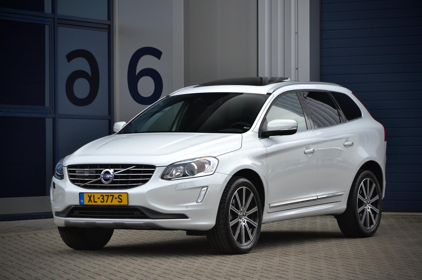 Volvo XC60 - 2.0 T5 AWD Inscription / Pano. / Adapt. Cruise / Elektr. Stoelen / trekhaak / Keyless - AutoWereld.nl