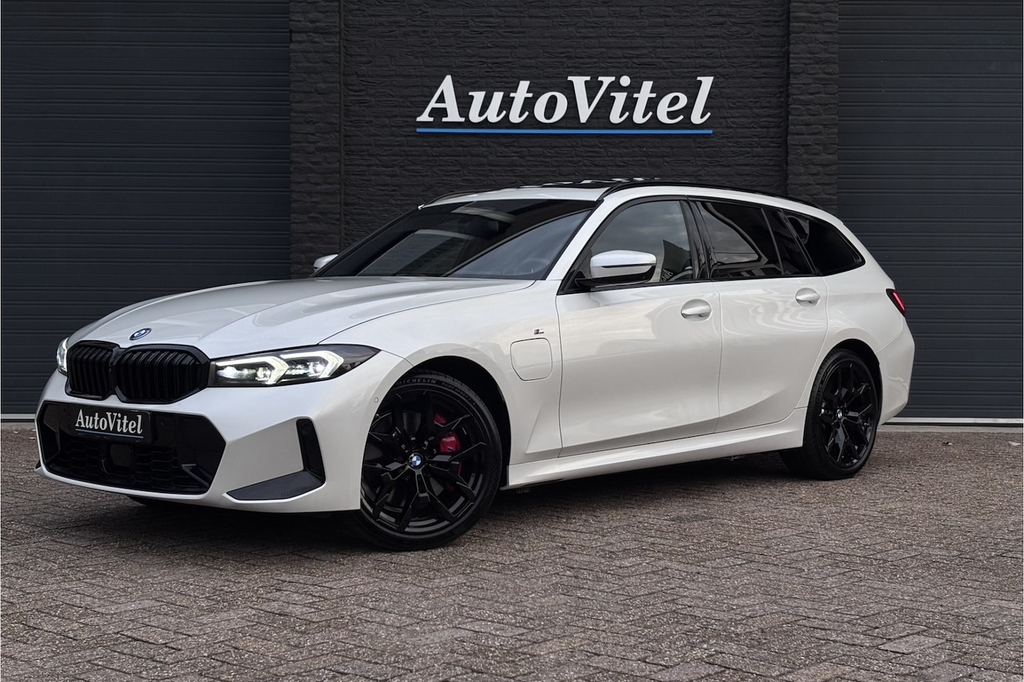 BMW 3-serie Touring - 330e M-Sport Pro | 19,5kWh | Panodak | Head-up | Memory | Trekhaak | 360° Camera | Fabriek - AutoWereld.nl