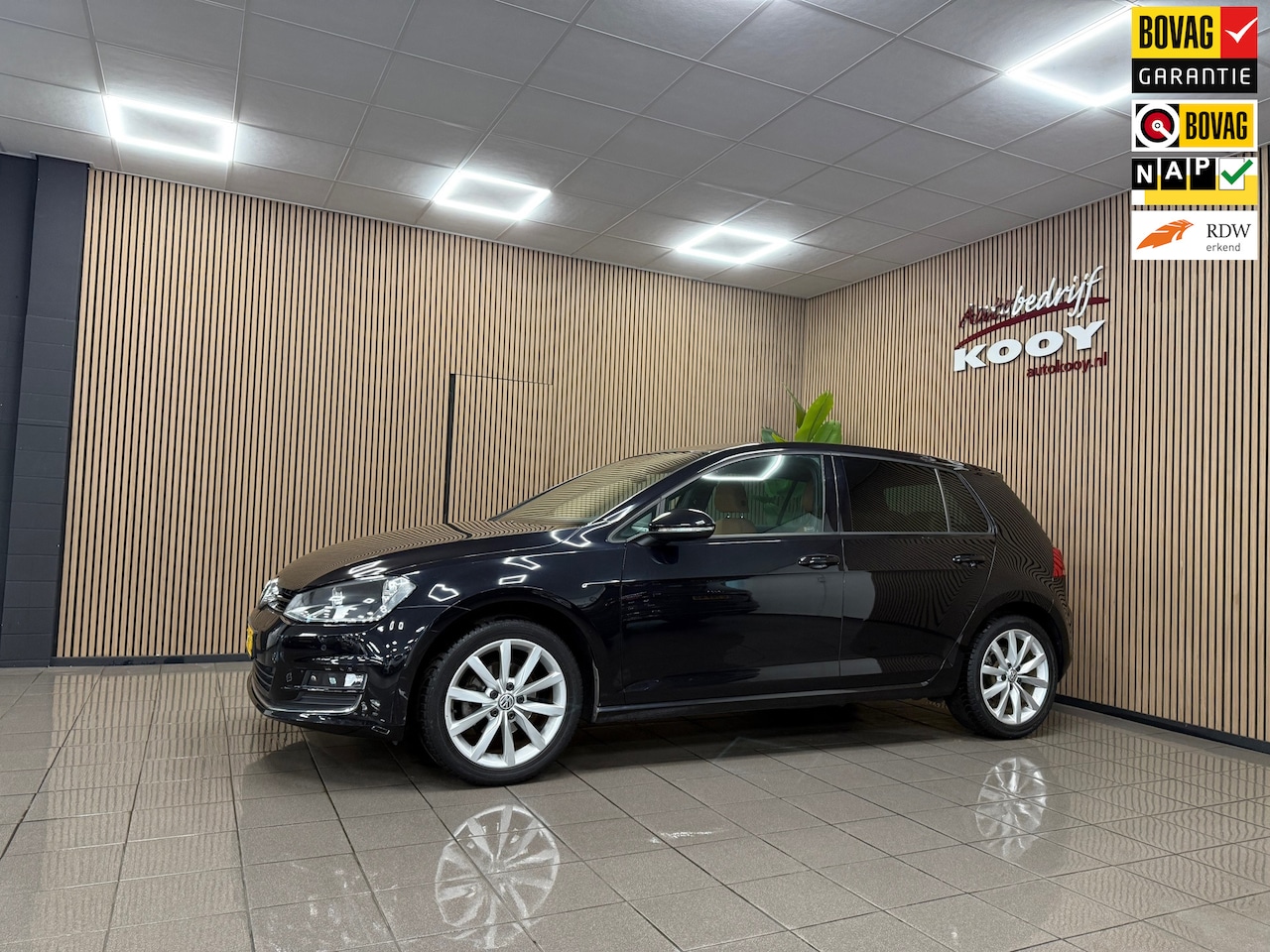 Volkswagen Golf - 1.2 TSI Business Edition Connected * Automaat / Navigatie / Camera / Trekhaak / NL Auto * - AutoWereld.nl