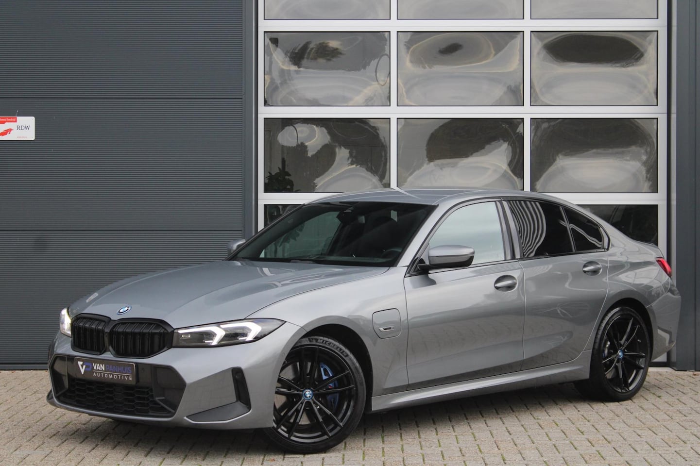 BMW 3-serie - 330e Sedan M-Sport Pro | HUD | Carbon | HIFI | 19'' - AutoWereld.nl