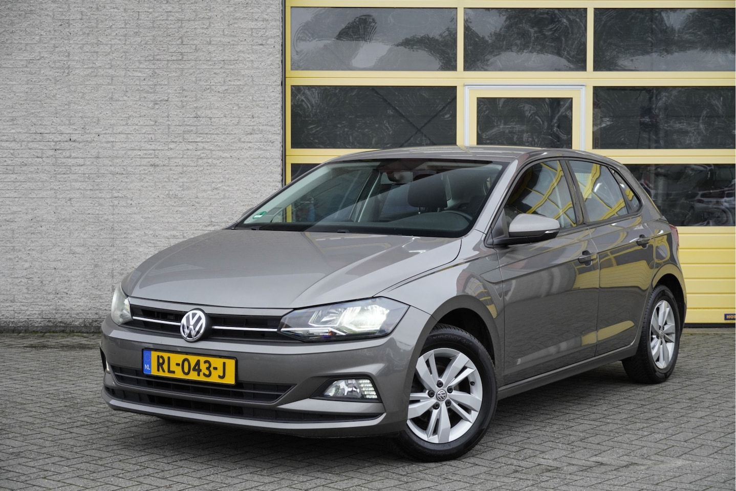Volkswagen Polo - 1.0 TSI 5drs Comfortline BJ2018 Lmv 15" | Led | Navi | Trekhaak | App-Connect | Airco | Cr - AutoWereld.nl