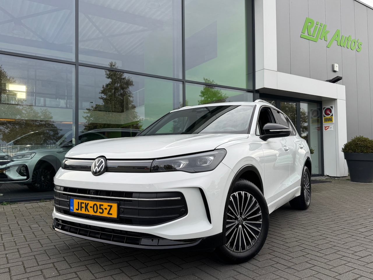 Volkswagen Tiguan - 1.5 eTSI Goal * ACC * 360 Camera * Trekhaak * Lane + Side Assist - AutoWereld.nl
