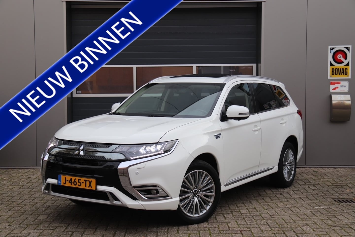 Mitsubishi Outlander - 2.4 PHEV Intense+ Stoel/Stuurverwarmd, Schuifdak, Trekhaak - AutoWereld.nl