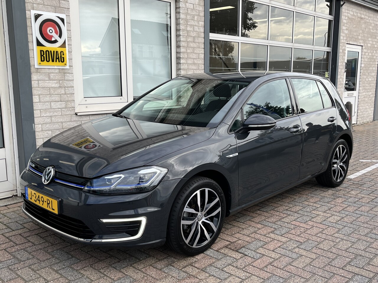 Volkswagen e-Golf - E-DITION / PARK. SENSOREN/ ADAPT. CRUISE/ LED/ NAVI/ CLIMA/ 17" LMV - AutoWereld.nl