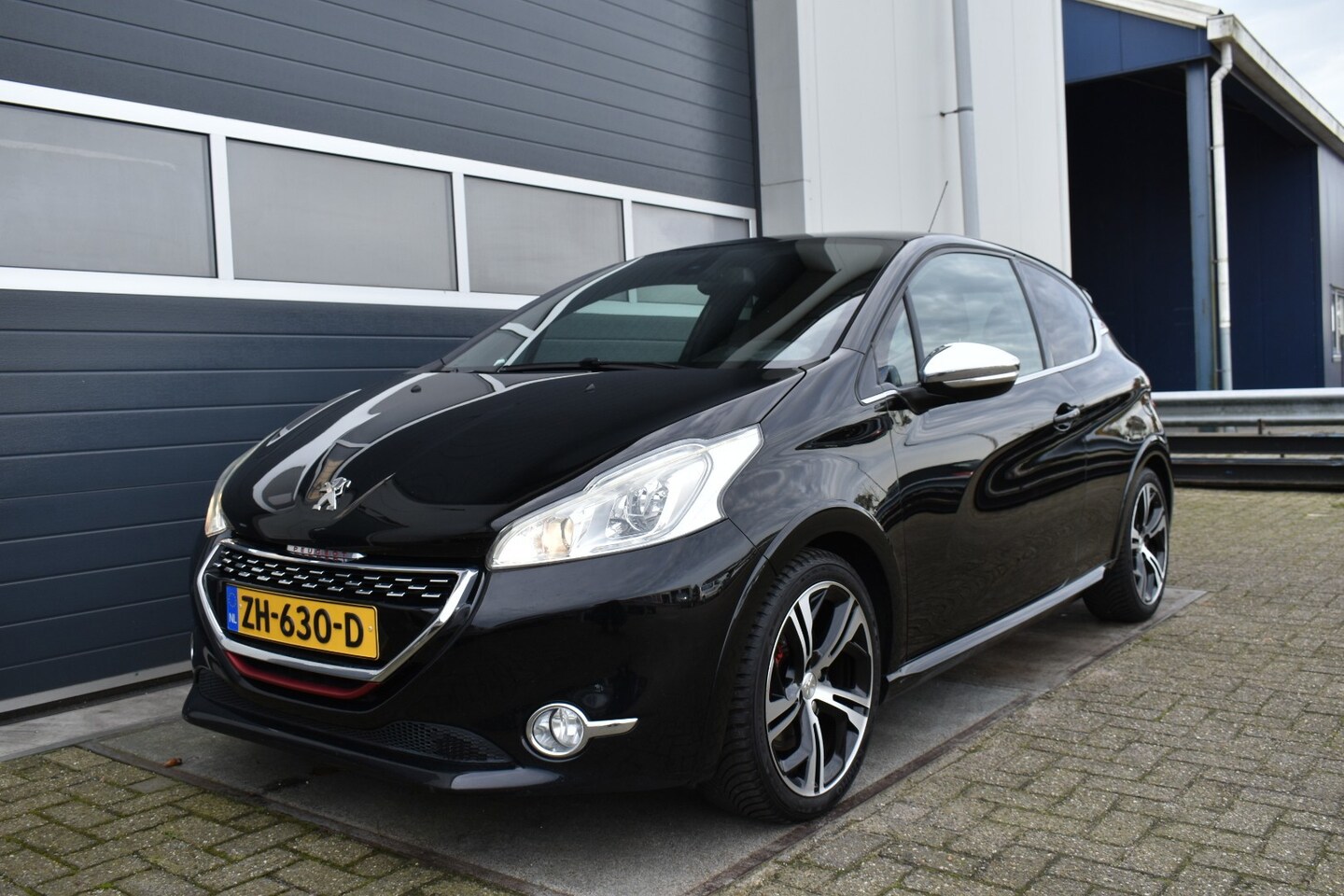 PEUGEOT 208