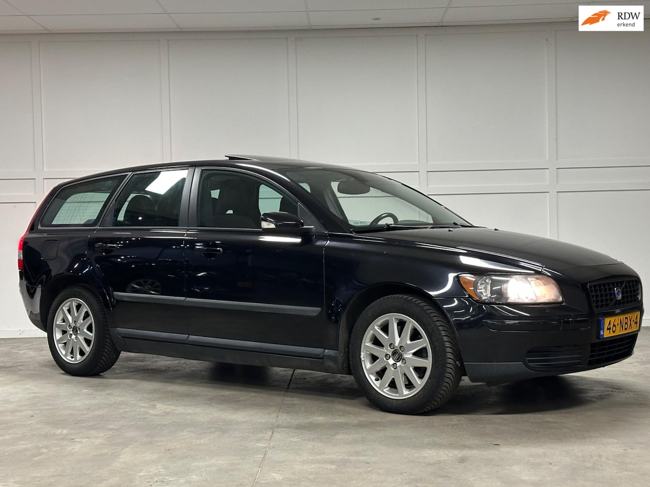 Volvo V50 - 2.4 Elan / Automaat / Schuidak / Airco / - AutoWereld.nl