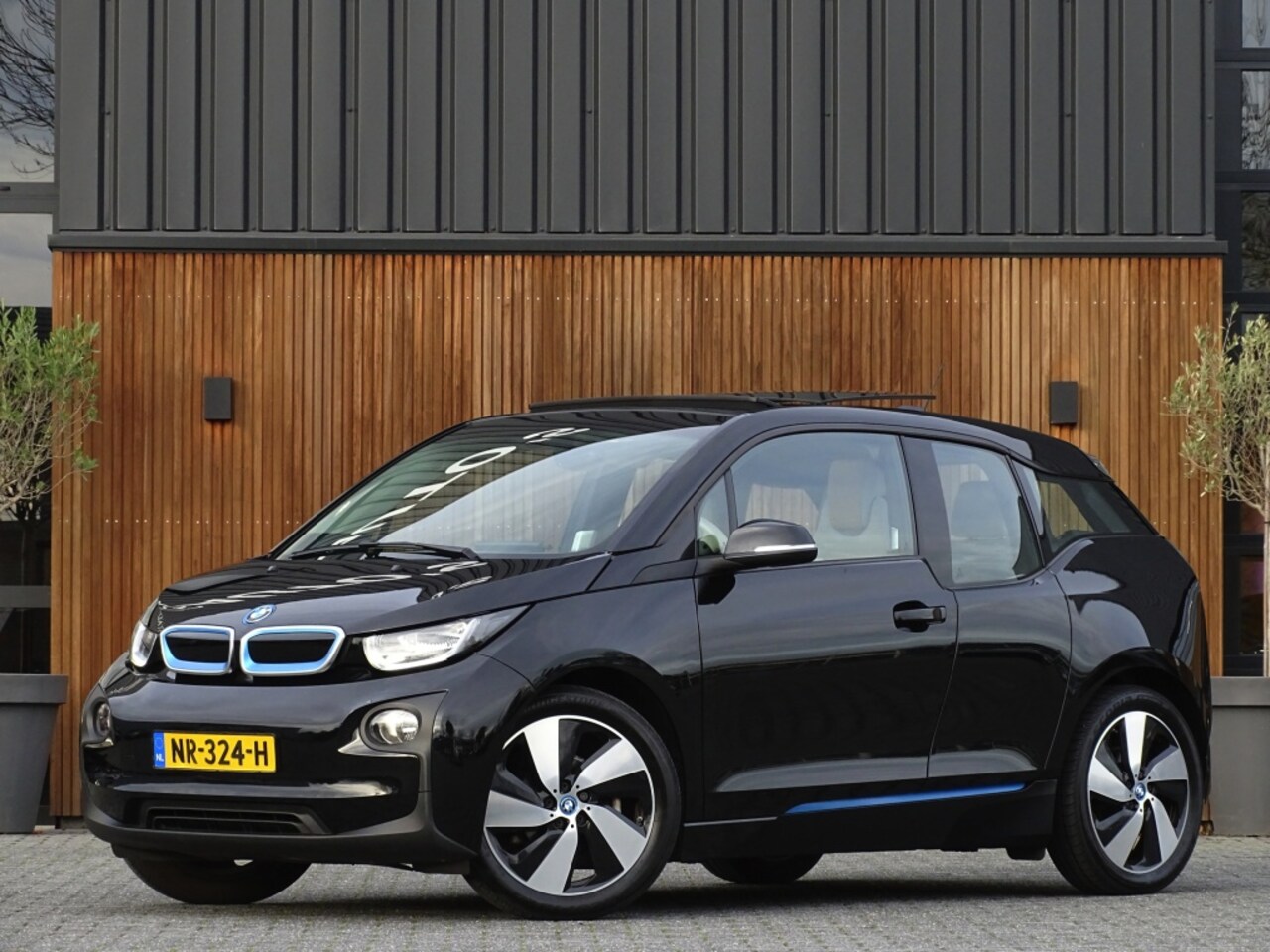 BMW i3 - 94Ah 170PK 33kWh / High Executive / Harman Kardon / LED *NAP* - AutoWereld.nl