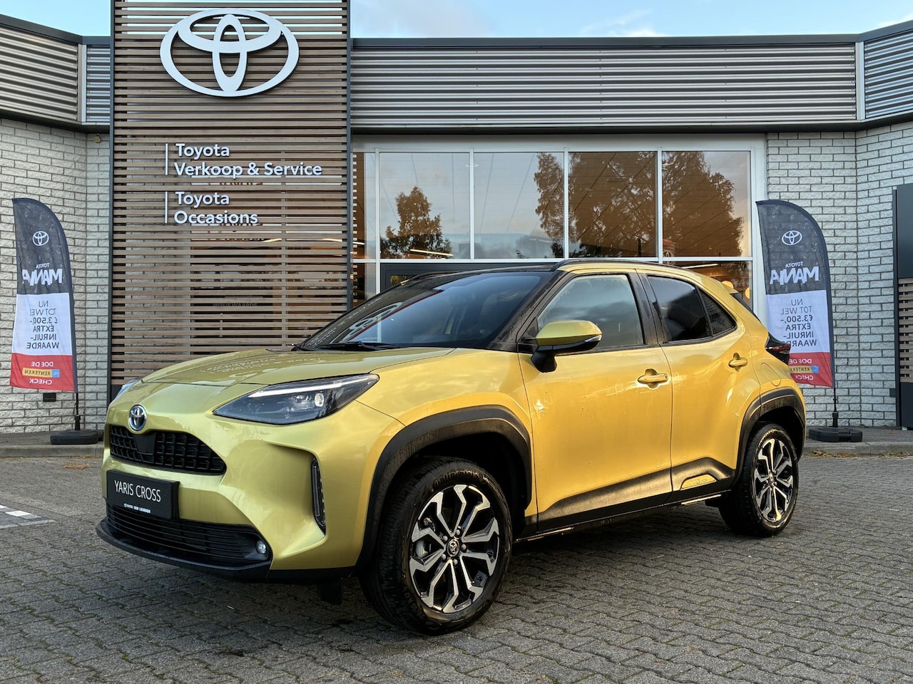Toyota Yaris Cross - 1.5 HYBRID STYLE PANO-DAK STOEL/STUURVERW NAVI APPLE/ANDROID HEAD-UP EL-ACHTERKLEP KEYLESS - AutoWereld.nl