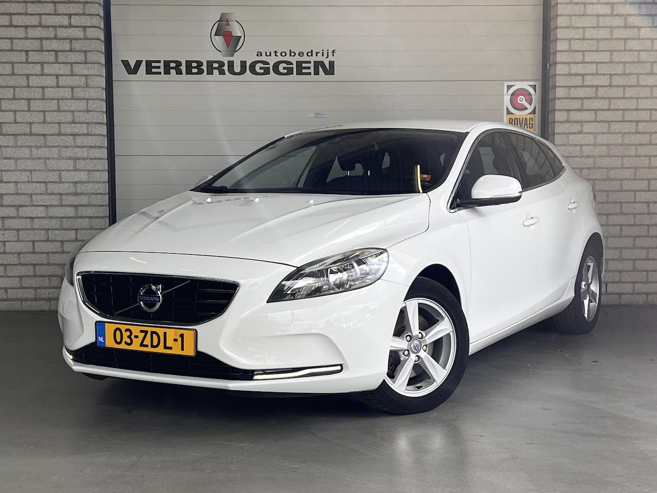 Volvo V40 - 1.6 T3 Momentum | 16" LMV | Keyless | Camera | Navi | All-in rijklaarprijs - AutoWereld.nl