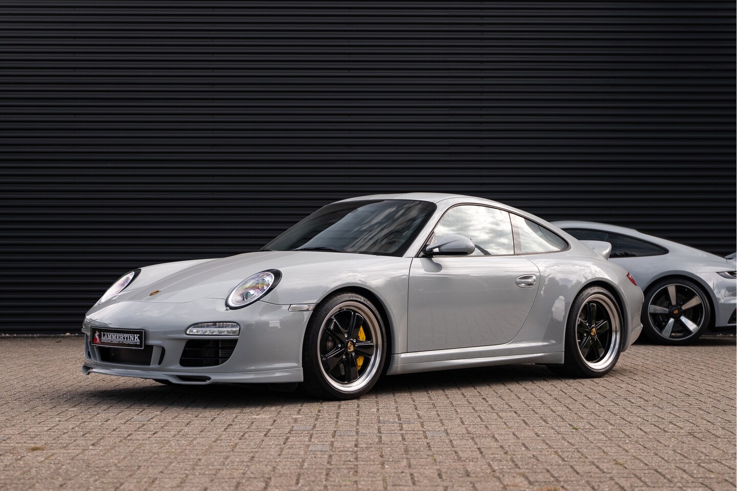 Porsche 911 - Sport Classic Concours state l Combi deal with 992 Sport Classic - AutoWereld.nl