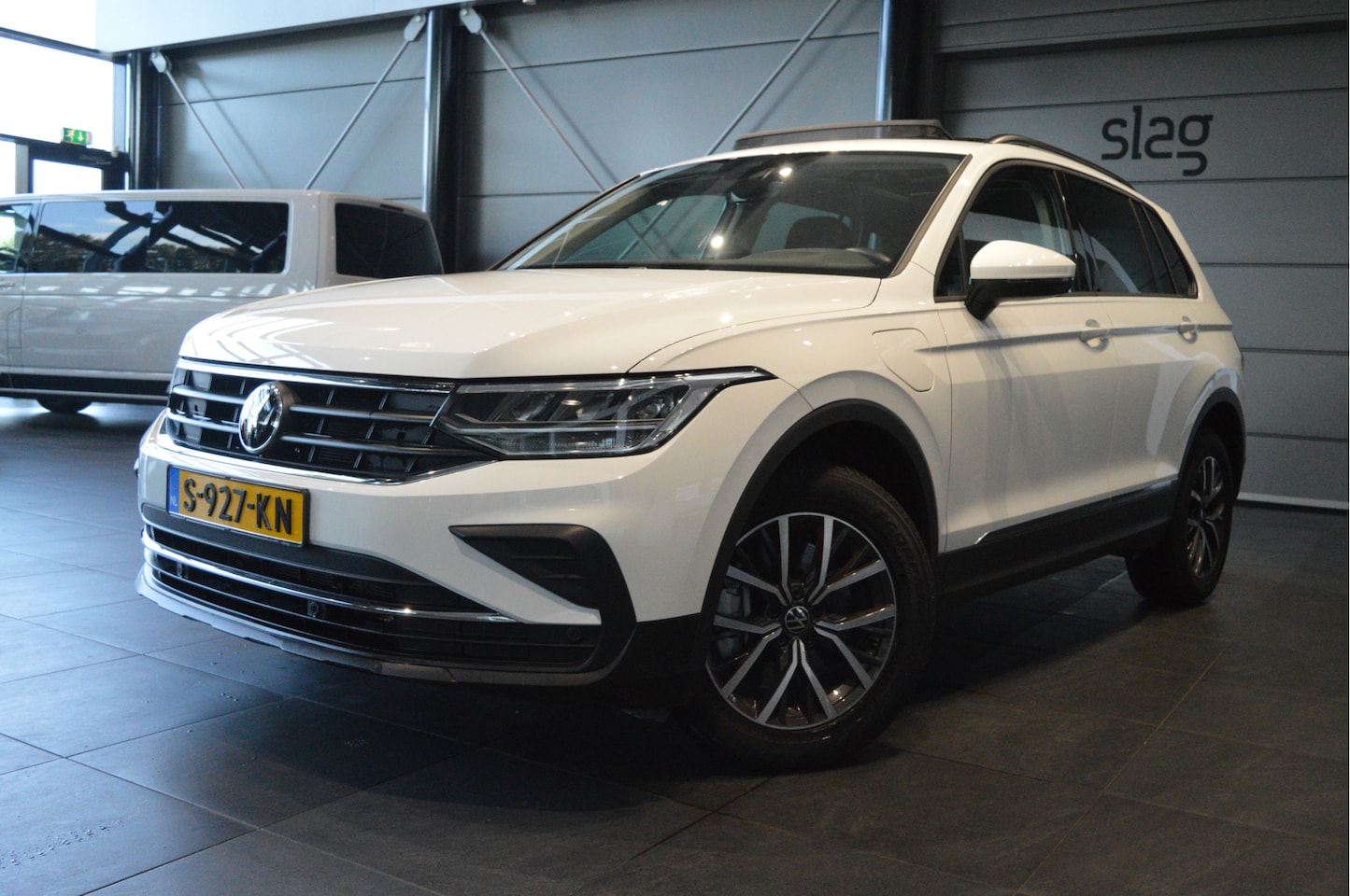 Volkswagen Tiguan - 1.4 TSI eHybrid pano led pdc head up 245 pk !! - AutoWereld.nl
