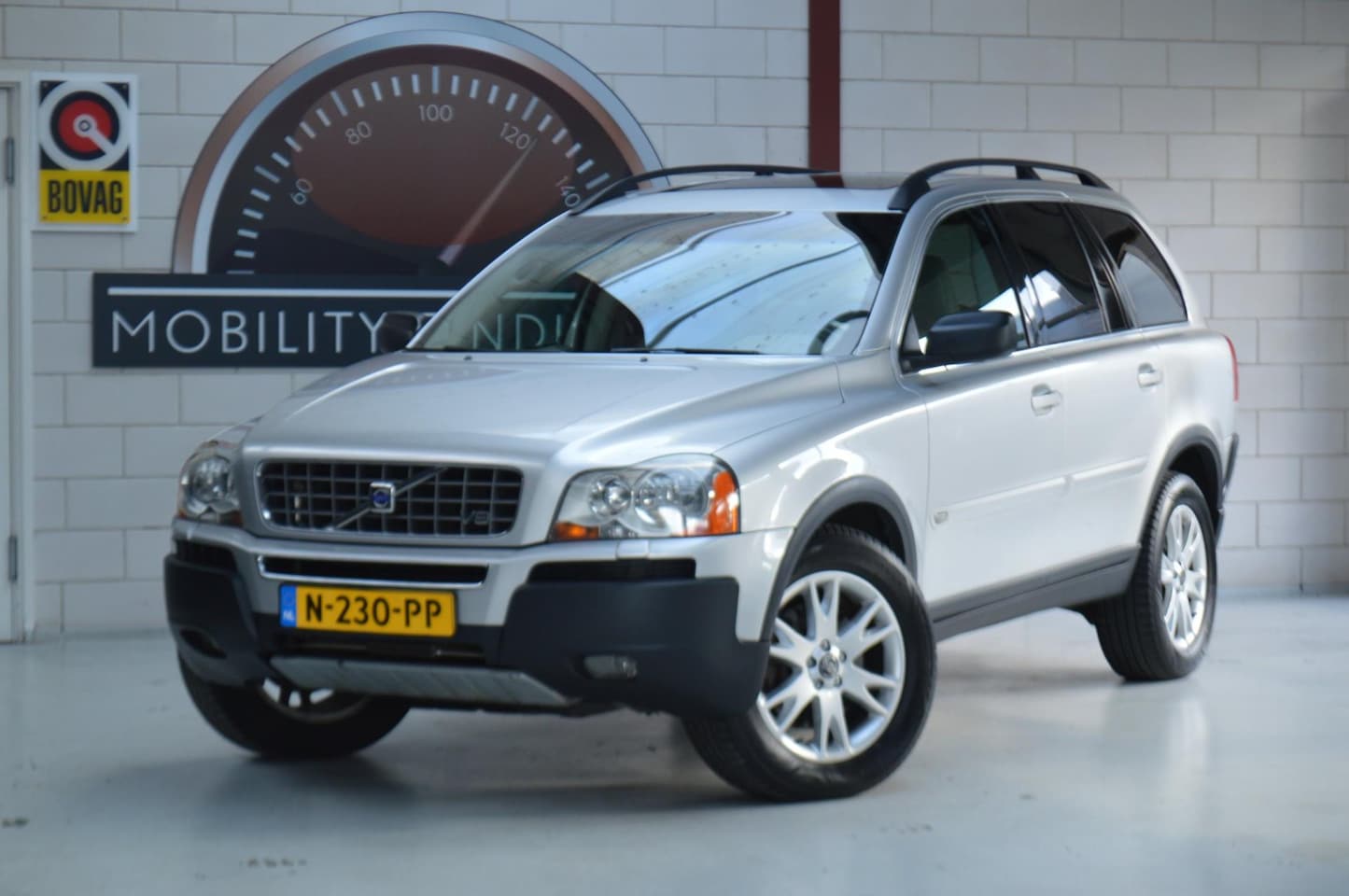 Volvo XC90 - 4.4 V8 BTW-auto! Unieke kmstand, zeer fraai, trekhaak, all-season banden - AutoWereld.nl