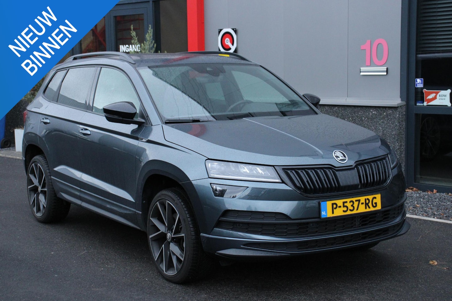 Skoda Karoq - 1.5 TSI ACT Sportline Business 31DKM, PANO, TREKHAAK, CARPLAY - AutoWereld.nl