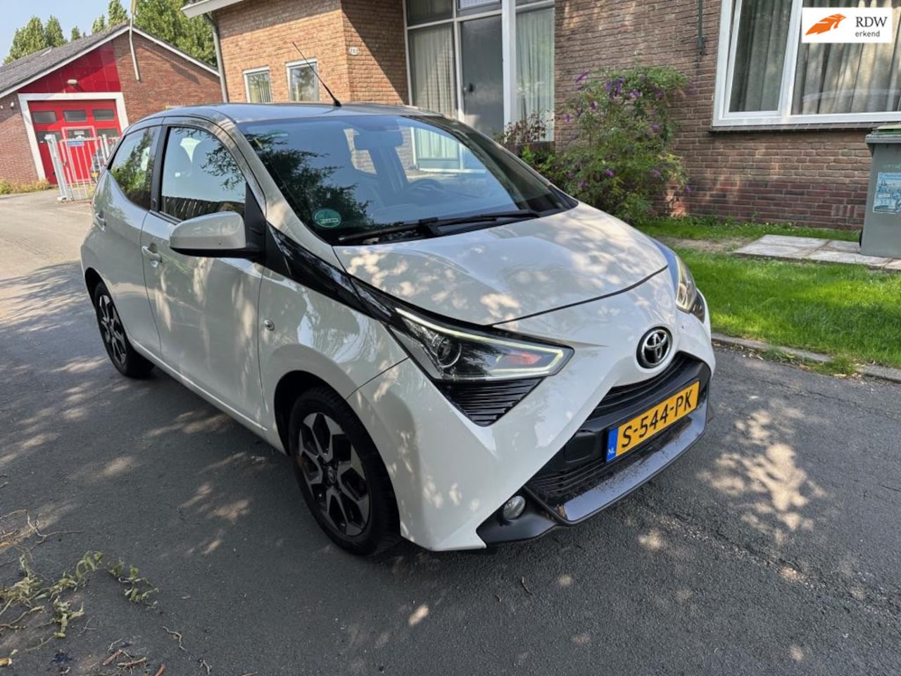 Toyota Aygo - 1.0 VVT-i x-clusiv 5DEUR AUTOMAAT CARPLAY CAMERA - AutoWereld.nl