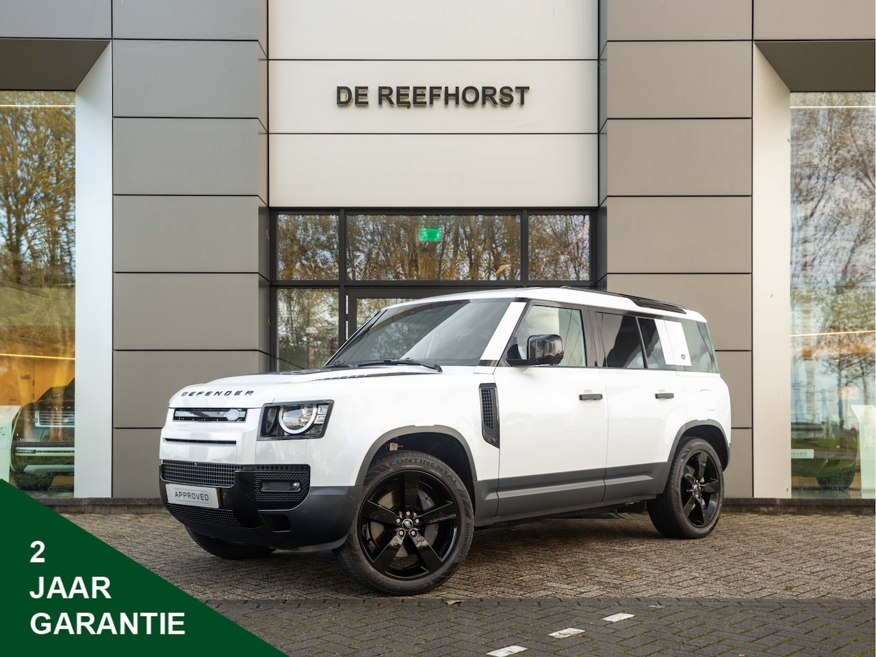 Land Rover Defender 110 - P400e 110 | Black Pack | Luchtvering | 22'' Gloss Black | Stuurwielverwarming - AutoWereld.nl