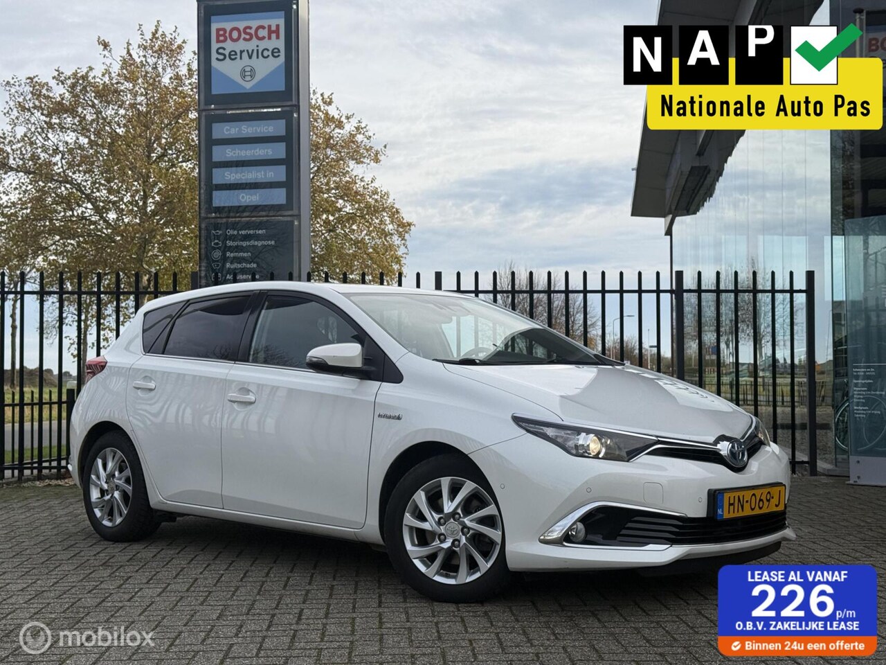 Toyota Auris - 1.8 Hybrid Executive| Leer | Camera | Bluetooth - AutoWereld.nl
