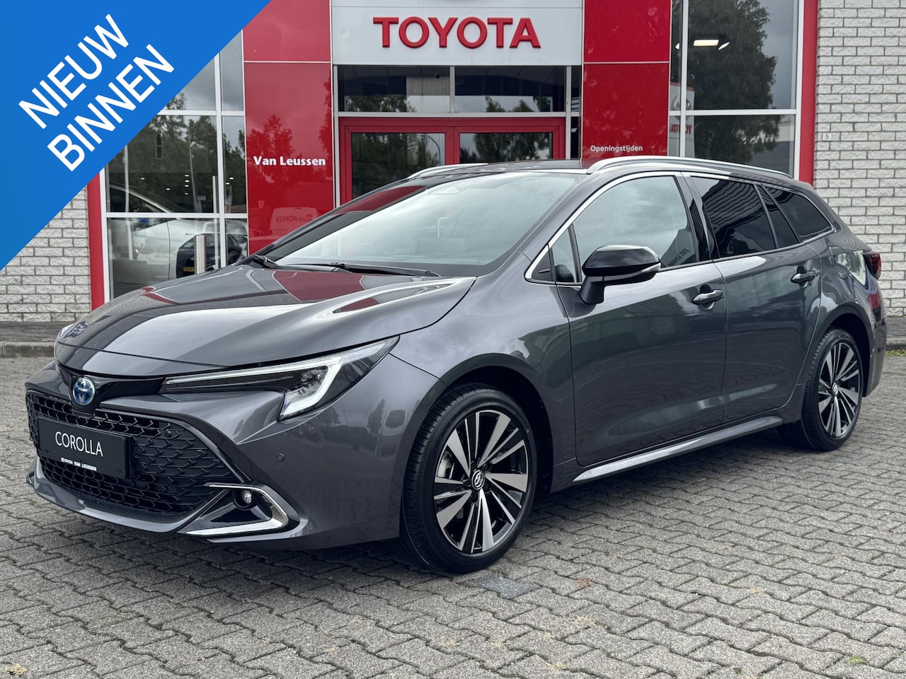 Toyota Corolla Touring Sports - HYBRID 140 DYNAMIC NIEUW & DIRECT LEVERBAAR!! STOELVERW 17'' LM-VELGEN PARK-SENSOREN PRIVA - AutoWereld.nl